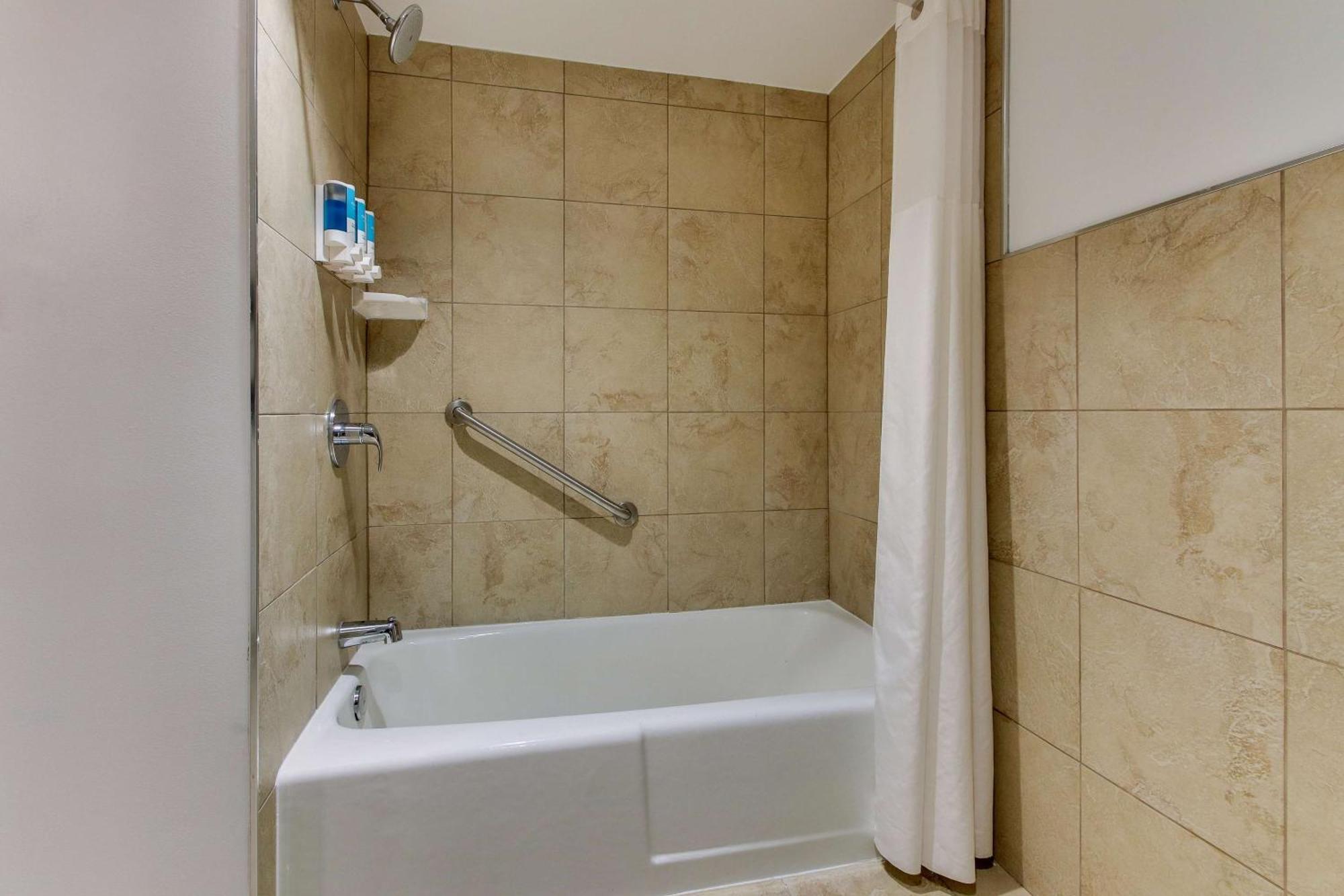 Drury Inn & Suites พ็อพลาร์บลัฟ ภายนอก รูปภาพ